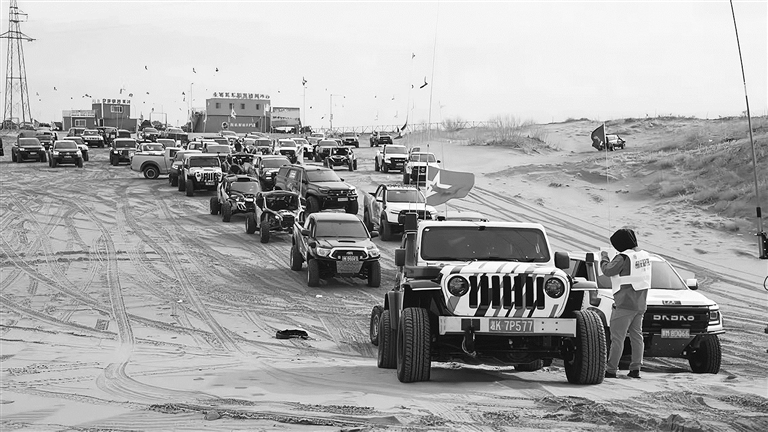 来自全国各地的253辆赛车、506名参赛选手竞逐乌兰布和沙漠“穿越阿拉善”沙漠越野联谊赛火热开赛